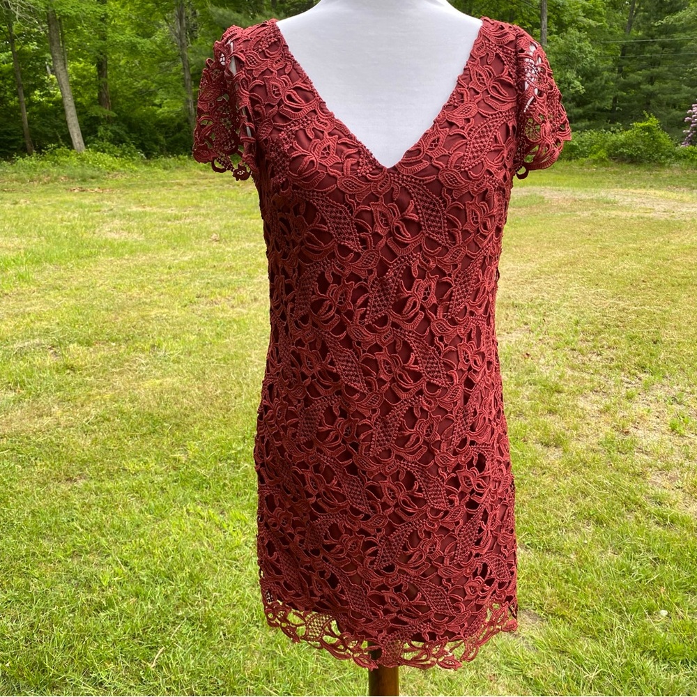 CLUB MONACO DRESS MINI DARK RED LACE V-NECK CAP SHEER SLEEVE FLORAL SIZE 2